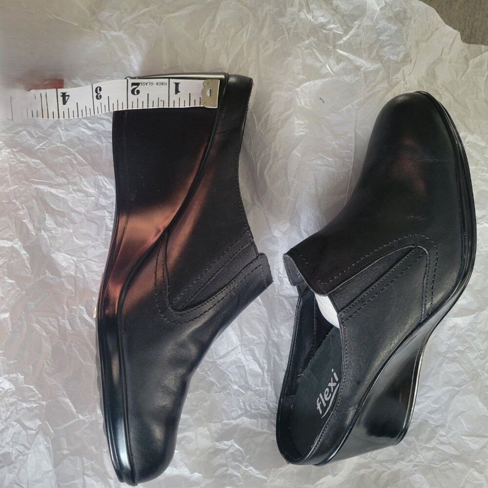 NWOT Flexi Women Black Leather Wedge Sandals Size US 9.5